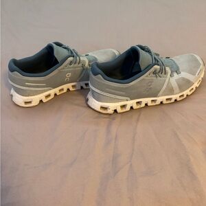 Women’s On cloud 4’s blue color